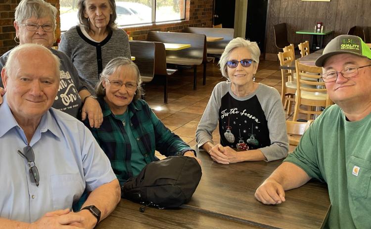 SPEARSVISIT WayneandBrendaSpeersvisitfriendsinMunday.(Seated-WayneSpeers,BrendaSpeers, Nancy Merrell, Mark Fulton. Standing - Billie Sue Coody, Loretta Bertram) | DON THOMPSON PHOTO