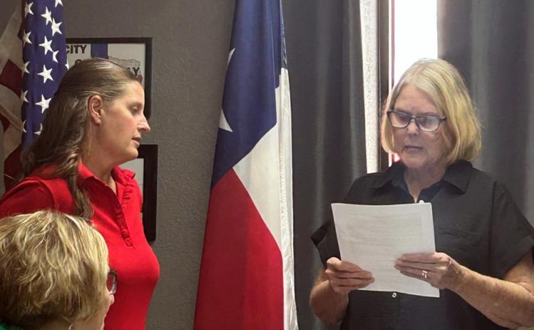 NEWLYAPPOINTEDMEMBER oftheMundayCityCouncilAmanda Burbank was sworn in by Mayor Longan prior to the June meeting. Burbank runs the city library and is active in the community. | NEWS-COURIER