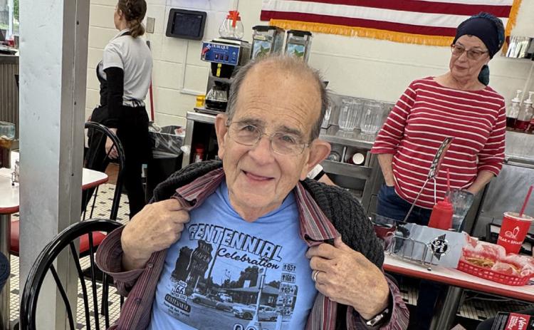 ROUTE SUPERMAN Gordon Elliott, 90, proprietor of the famous Rail Haven Motor Court in Springfield, Missouri, is a fan of the Steakburger and fries from the nearby Steak ’n Shake.