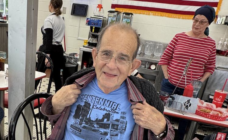 ROUTE SUPERMAN Gordon Elliott, 90, proprietor of the famous Rail Haven Motor Court in Springfield, Missouri, is a fan of the Steakburger and fries from the nearby Steak ’n Shake.