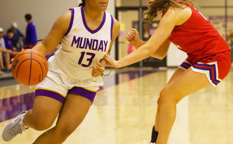 LOCKED IN BATTLE The Mogulettes hosted the Knox City Houndettes on Tuesday, Feb. 3. Mogulette Jazlynne Jones drives her way to the net as the two teams were locked in a back-andforth battle. The Mogulettes went on to defeat the Houndettes 31.25. | SHERI BATY PHOTO