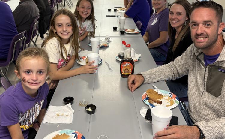 The Munday Lions Club held its annual Pancake Supper before Friday night’s game when the MundayMogulshostedtheSeymourPanthers. | DONTHOMPSON PHOTO